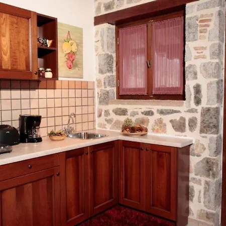 Efharis Filoxenon Daire Feneos