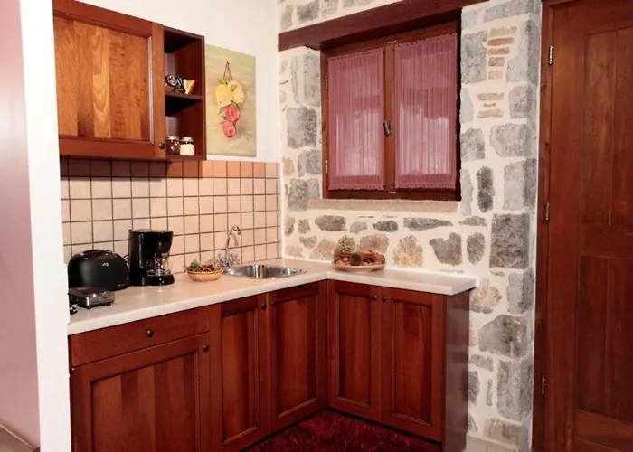 Efharis Filoxenon Apartman Feneósz